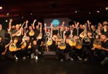 ΜΕΓΑΛΩΝΟΝΤΑΣ ΣΤΙΣ ΧΟΡΔΕΣ